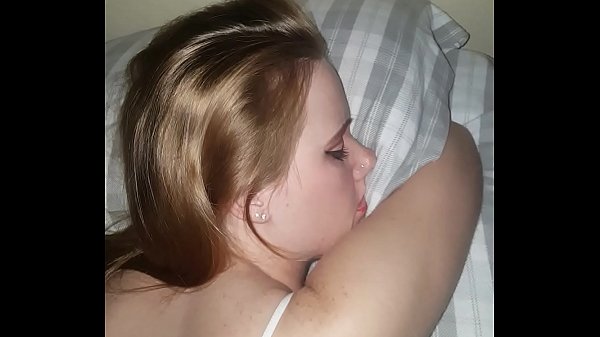 Любитель анального секса дождался пока уснет подруга блондинка и по тихому вдул ей в задницу